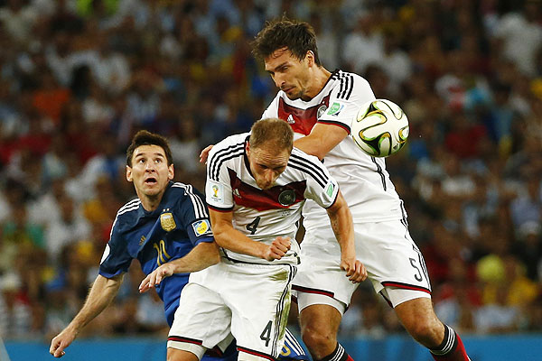 Хуммельс и Хеведес с мячом, слева Месси.