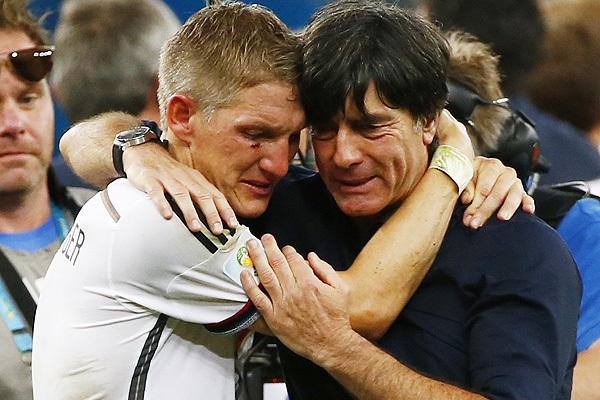 Бастиан Швайнштайгер поздравляет с победой главного тренера сборной Германии Йоахима Лева.