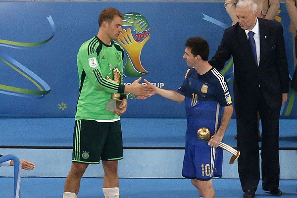 Мануэль Нойер (слева) стал лучшим вратарем чемпионата, а Лионель Месси - лучшим игроком турнира.