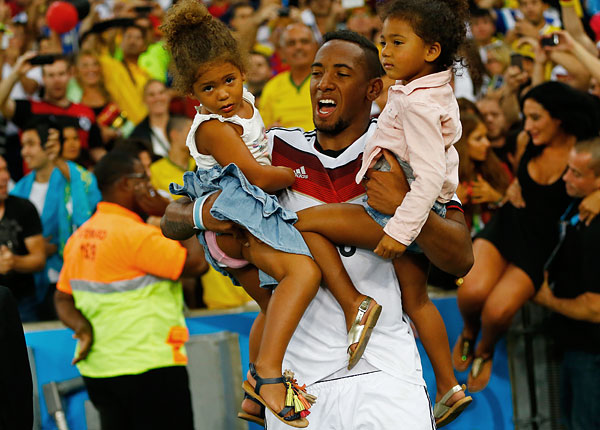 Защитник сборной Германии Жером Боатенг радуется победе со своими дочерьми.