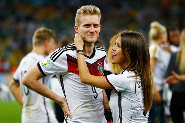 Нападающего сборной Андре Шюррле поздравляет его подруга Монтана.