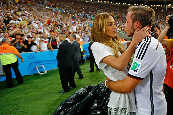 Марио Гетце, принесший победу сборной Германии в финале ЧМ-2014 обнимает свою подругу Анн-Катрин.