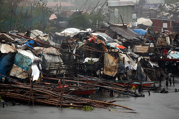 Незаконно выстроенные лачуги в филиппинском городе Бакооре, пострадавшем от тайфуна.