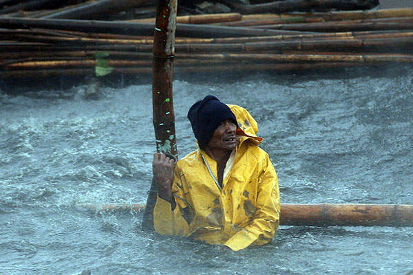 Рыбак из Бакоора стоит по пояс в воде.