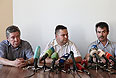 Владелец турфирмы "Нева" Сергей Тимралиев (слева) и генеральный директор турфирмы "Нева" Максим Пирогов (справа) во время пресс-конференции.