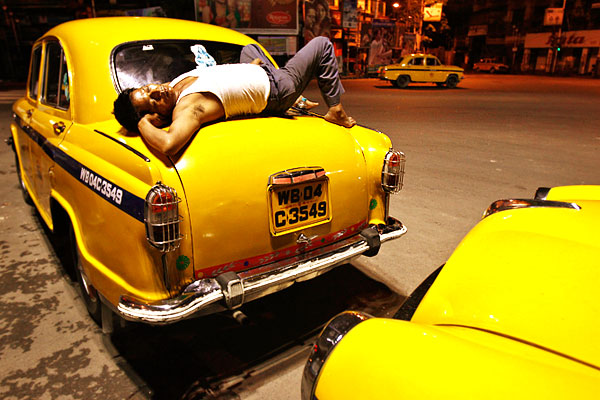 Отдых индийского таксиста в Калькутте.