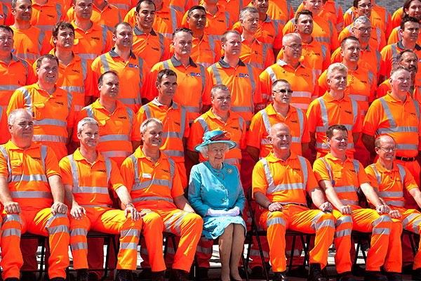 Найдите на этом снимке королеву Елизавету II.