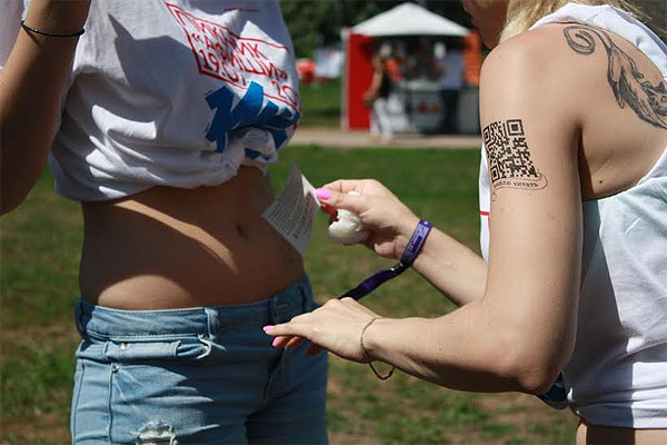 Временные татуировки, пропагандирующие чтение.