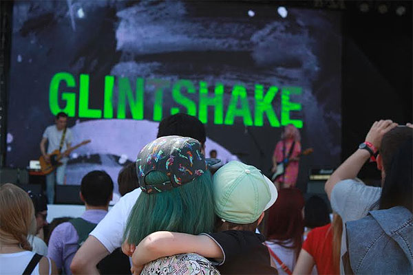 Glintshake выступали на главной сцене для тех, кто приехал пораньше.