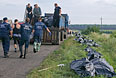 Сотрудники ГСЧС собирают тела погибших на месте падения самолета.