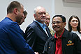 Бортовые самописцы из рук Бородая получил специальный представитель правительства Малайзии полковник Мохд Сакри.