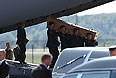 Вынос тел из военно-транспортного самолета в аэропорту Эйндховена.