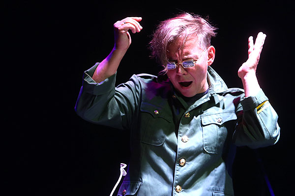 Лидер группы "Мумий Тролль" Илья Лагутенко во время выступления на финале конкурса Miss MAXIM 2014.