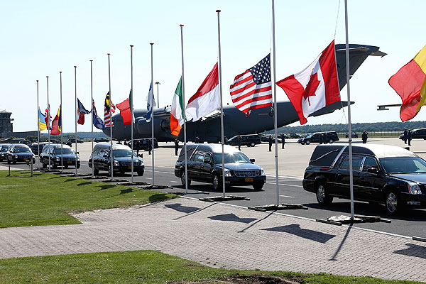 Приспущенные флаги в аэропорту Эйндховена.