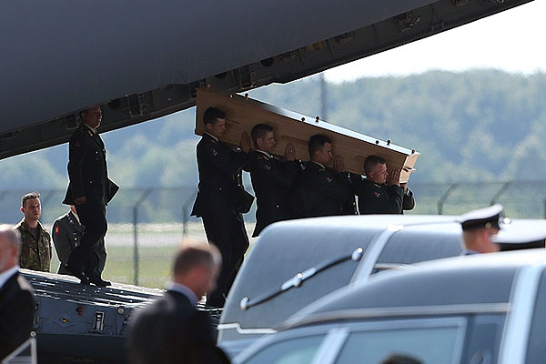 Вынос тел из военно-транспортного самолета в аэропорту Эйндховена.