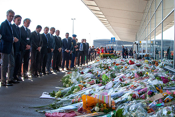 Менеджмент и сотрудники авиакомпаний Malaysia Airlines, КLM Royal Dutch Airlines и аэропорта Схипхол.