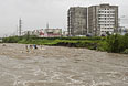 Река, разлившаяся после прошедших ливней, в одном из районов города.