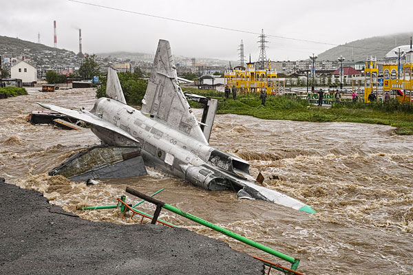 Реактивный самолет-памятник Су-24, смытый в реку после прошедших ливней.