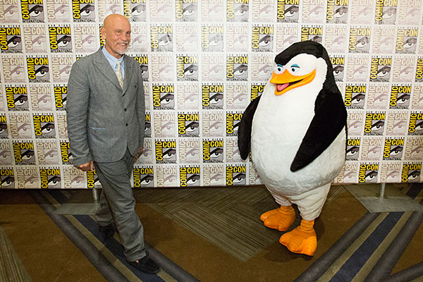 Джон Малкович подходит к пингвину Шкиперу. В новом мультфильме "Пингвины Мадагаскара" он озвучивает Дэйва.