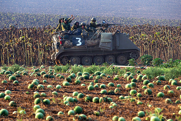 Мирное поле подсолнухов и бахча больше не такие уж мирные на подъезде к сектору Газа.