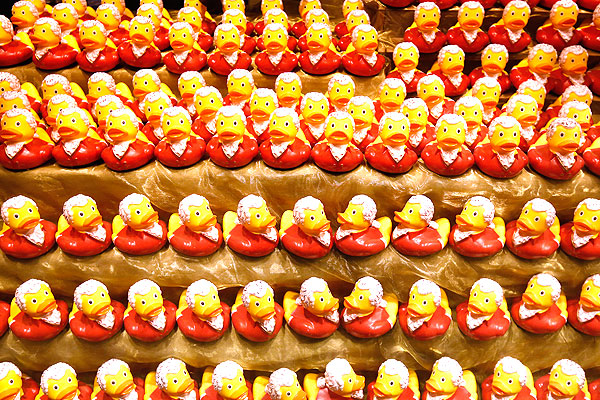 Сотни моцартов-утят ждут гостей Зальцбургского музыкального фестиваля, который откроется 27 июля.