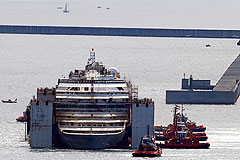 Лайнер "Коста Конкордиа" отбуксирован в порт Генуи