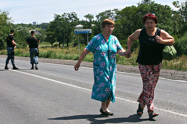 Жительницы Шахтерска направляются по дороге из города.