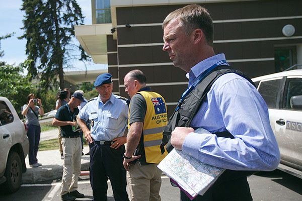 Заместитель руководителя специальной миссии наблюдателей ОБСЕ на Украине Александр Хаг у отеля.