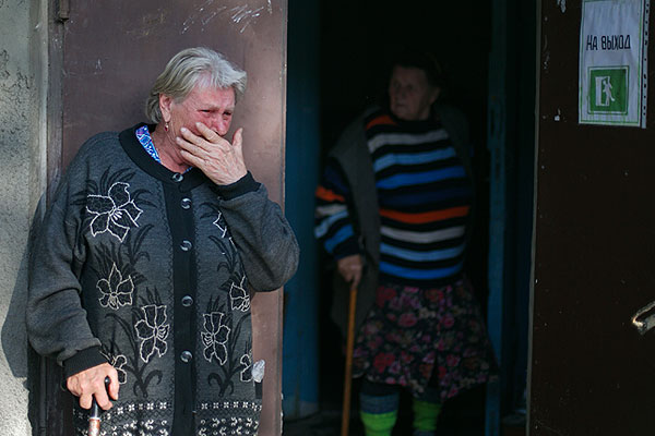 Жители Горловки у бомбоубежища во Дворце культуры имени Н.А. Изотова.