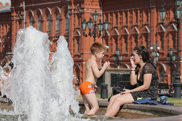 В Москве в понедельник в 13:00 на базовой метеостанции на ВДНХ температура воздуха достигла 30 градусов жары, сообщили "Интерфаксу" в Гидрометеобюро Москвы и Московской области. На метеостанции "Балчуг" в центре Москвы в 13:00 температура составила 30,6 градуса, в Тушино - 30,3 градуса.