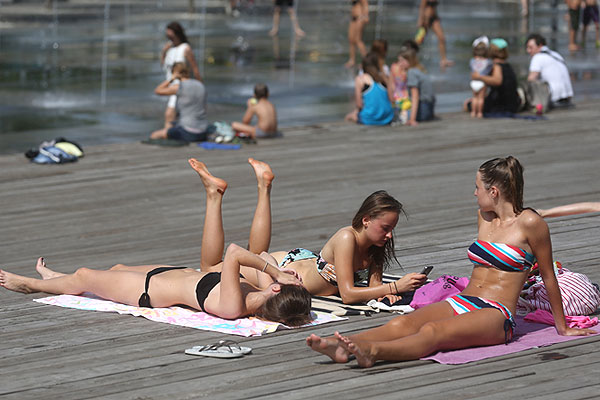 Деревянный пляж на Крымской набережной.