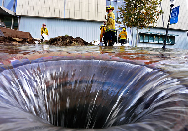 Открытый слив на территории затопленного кампуса.