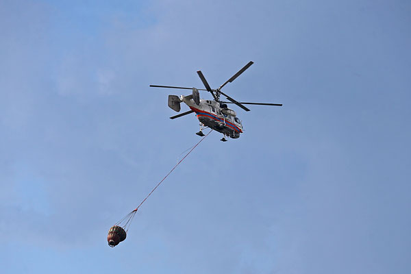 Тушение горящих торфяников с помощью вертолета.
