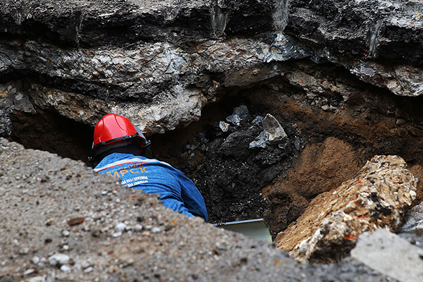 Вице-мэр столицы сообщил, что внутри образовалась полость 3,5х2 метра. По его словам, провал никоим образом не связан с жарой, наиболее вероятной его причиной стала усталость материалов, из которых были построены старые коммуникации. Он не исключил, что инцидент мог постепенно спровоцировать и плотный поток автомобилей.