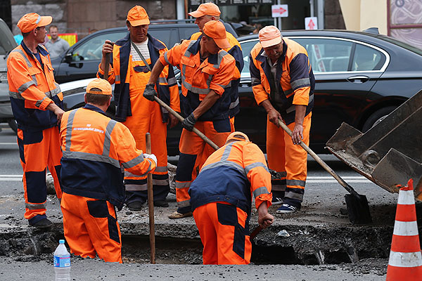 Восстановительные работы на месте провала грунта на Тверской улице.