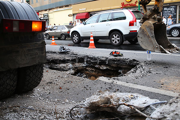 Провал на Тверской улице в Москве заделают к утру субботы.