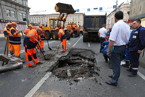Движение по двум полосам Тверской улицы в сторону области будет перекрыто до утра субботы из-за провала грунта, заявил заммэра столицы Петр Бирюков.