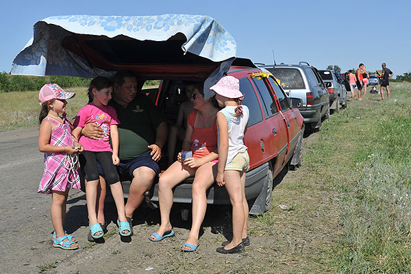 Семья в автомобильной очереди на границе.