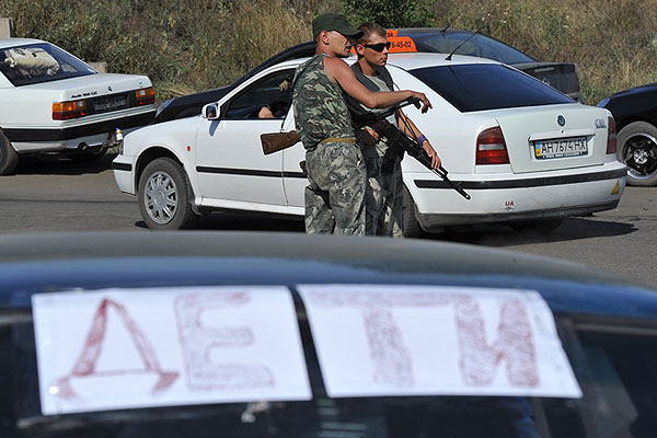 Народные ополченцы, контролирующие подъезд к пограничному пункту пропуска "Изварино".