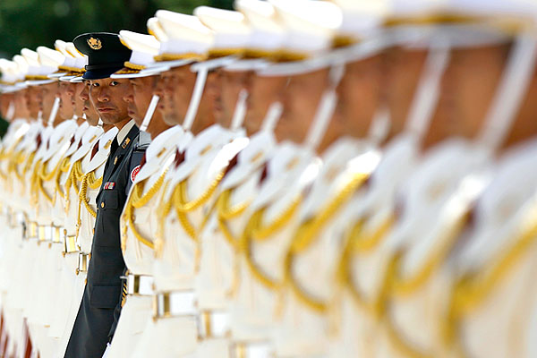 Церемония встречи французского министра обороны в Токио.