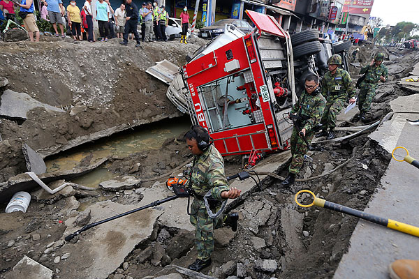 Спасатели работают на месте происшествия.