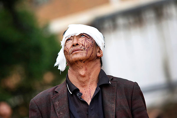 Пострадавший от землетрясения житель уезда Лудянь.