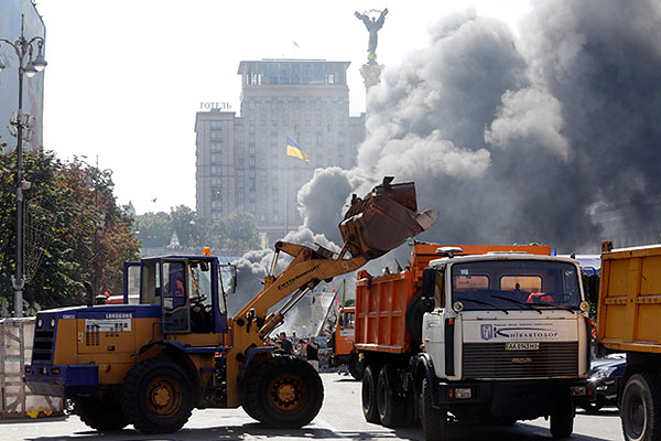 Коммунальные службы освободили от баррикад и палаточного городка достаточно большие участки на прилегающей к Майдану территории.