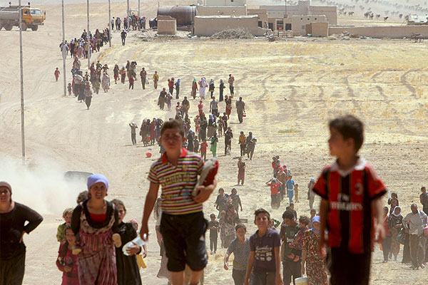 Курдские женщины и дети идут к сирийской границе.
