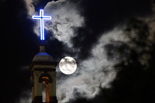 Суперлуна над Кафедральным собором Непорочного Зачатия в Монтеррее.