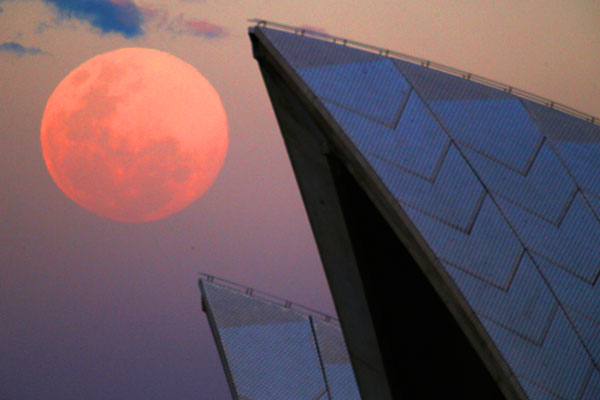 Суперлуна над Сиднейским оперным театром.