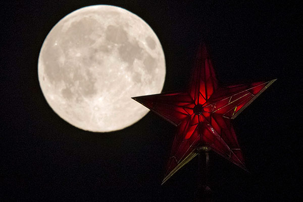 Суперлуна и звезда Московского Кремля.