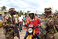 Либерийские военные на пропускном пункте.