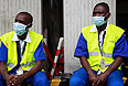 Сотрудники службы безопасности аэропорта Абиджана. Кот-д’Ивуар закрыл авиасообщение с Либерией, Гвинеей и Сиерра-Леоне из-за вспышки лихорадки Эбола.