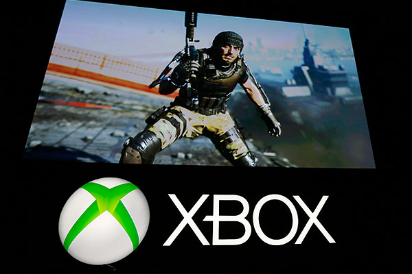 День Xbox на выставке. На экране фрагмент новой игры  "Call of Duty: Advanced Warfare".